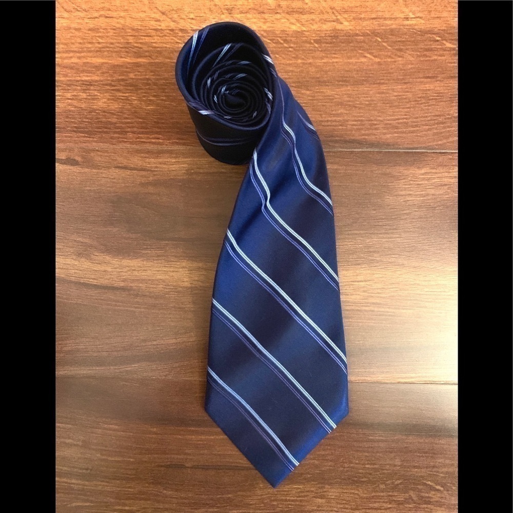 🌿SALE🌿Like New Dressy JONES New York Navy Blue 100% Silk Striped Necktie